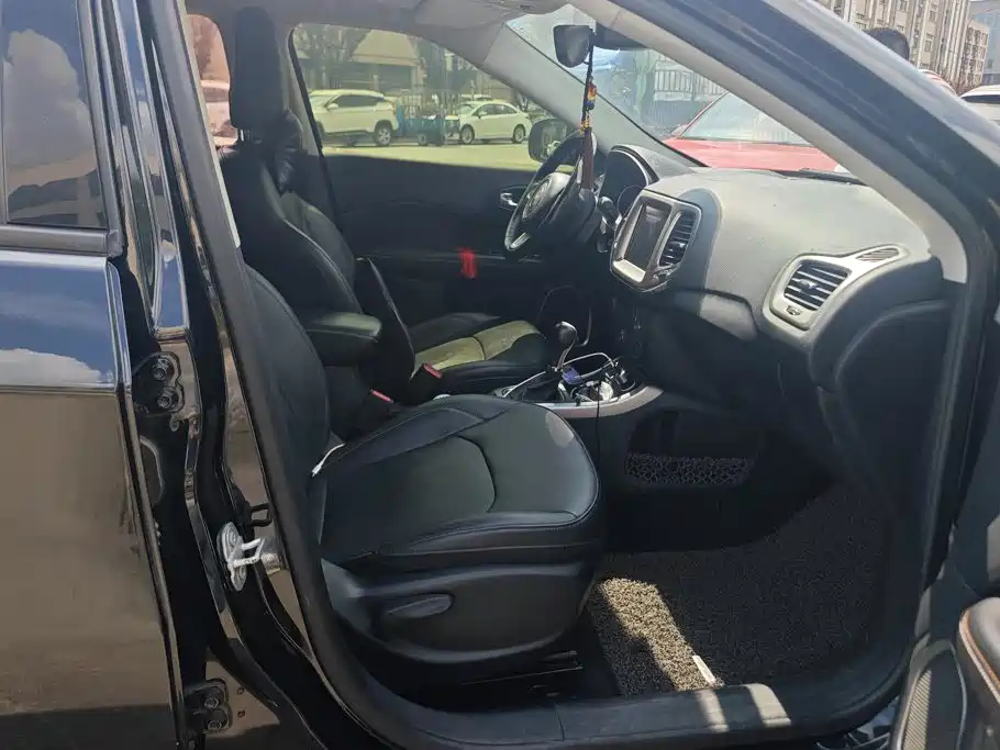 Jeep Compass — миниатюра 8