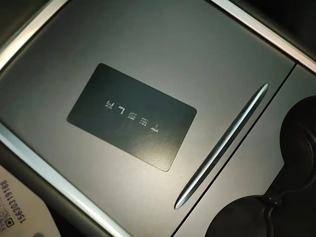 Tesla Model Y — миниатюра 9