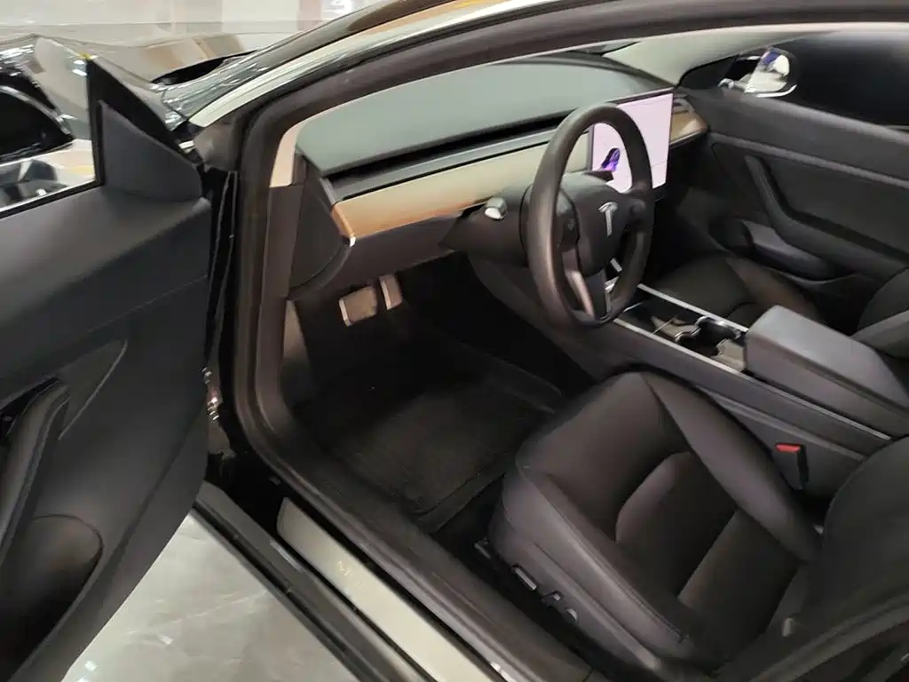 Tesla Model 3 — миниатюра 16