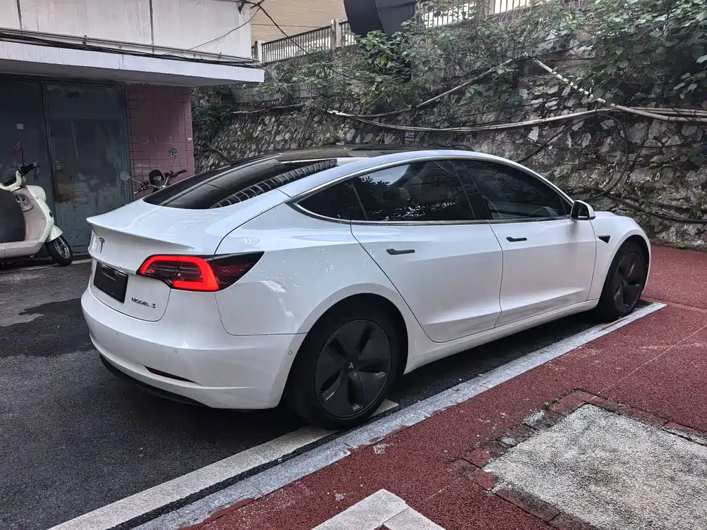 Tesla Model 3 — миниатюра 5