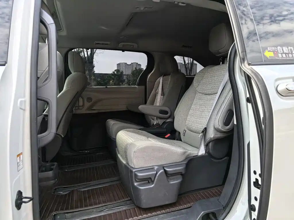 Toyota Sienna — миниатюра 34