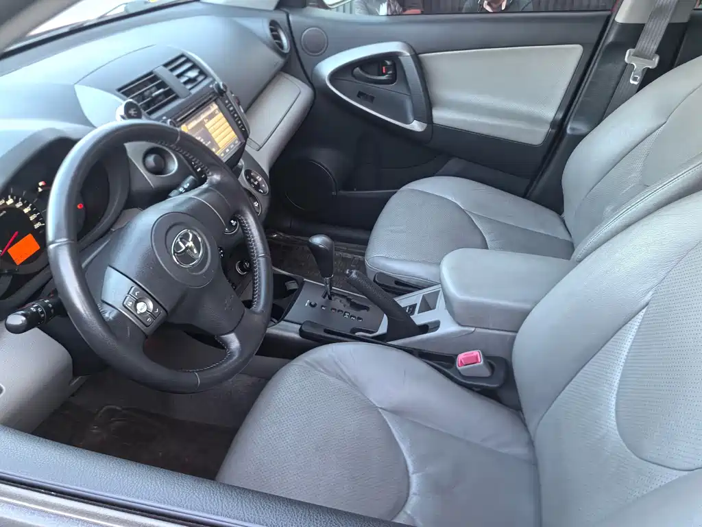 Toyota RAV4 — миниатюра 7