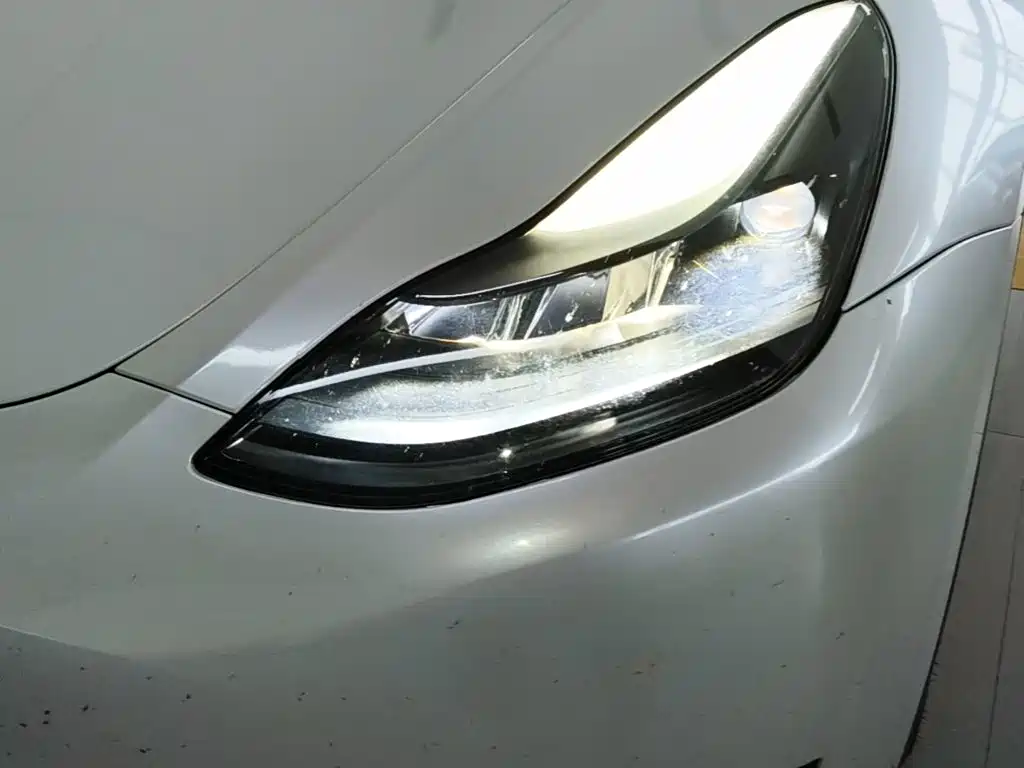 Tesla Model Y — миниатюра 24