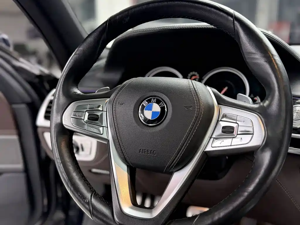 BMW 7 Series — миниатюра 12