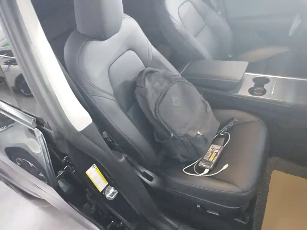 Tesla Model Y — миниатюра 25