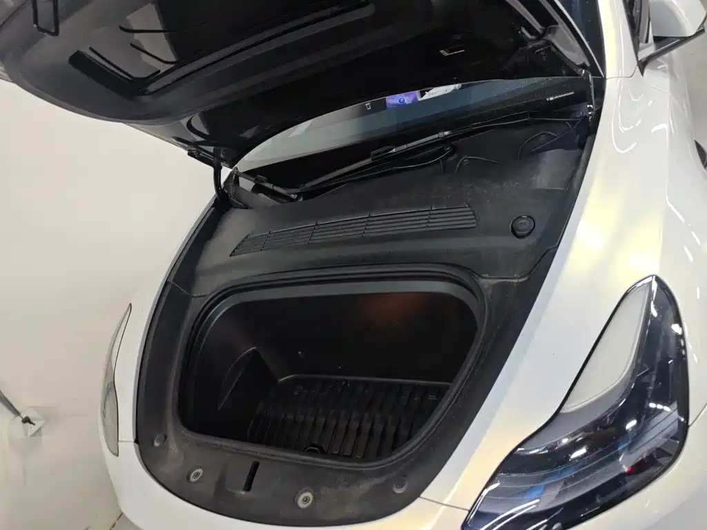 Tesla Model Y — миниатюра 17