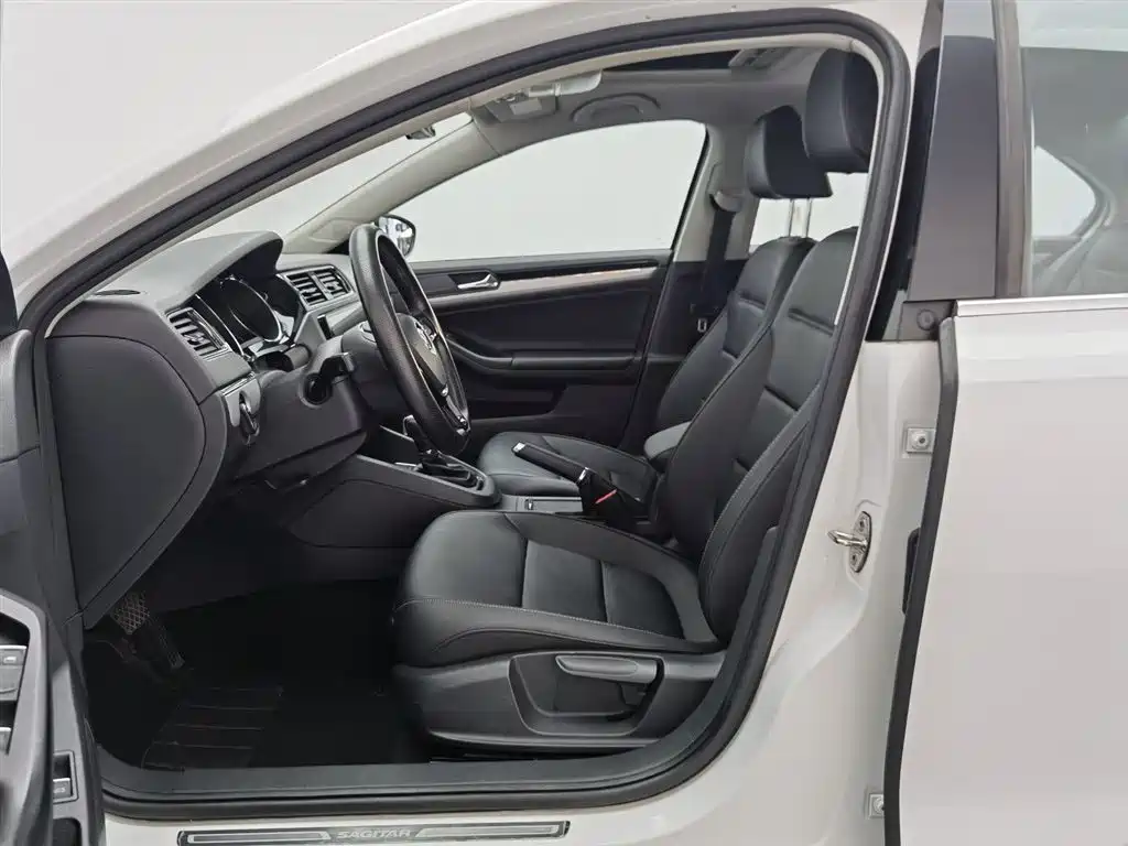 Volkswagen Sagitar 2018 1.6L AT Comfort