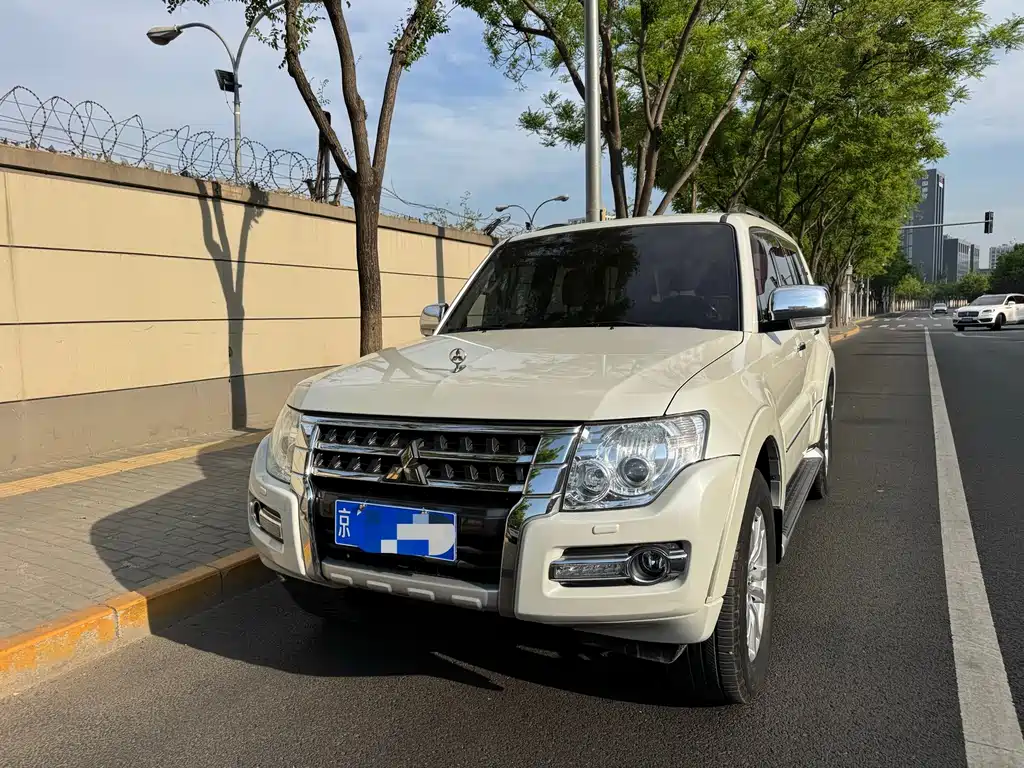 Mitsubishi Pajero (Import) 2020
