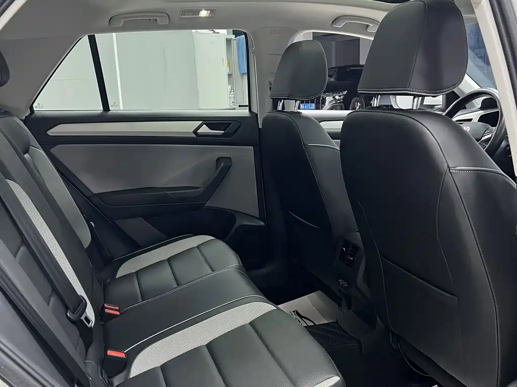 Volkswagen T-Roc — миниатюра 10