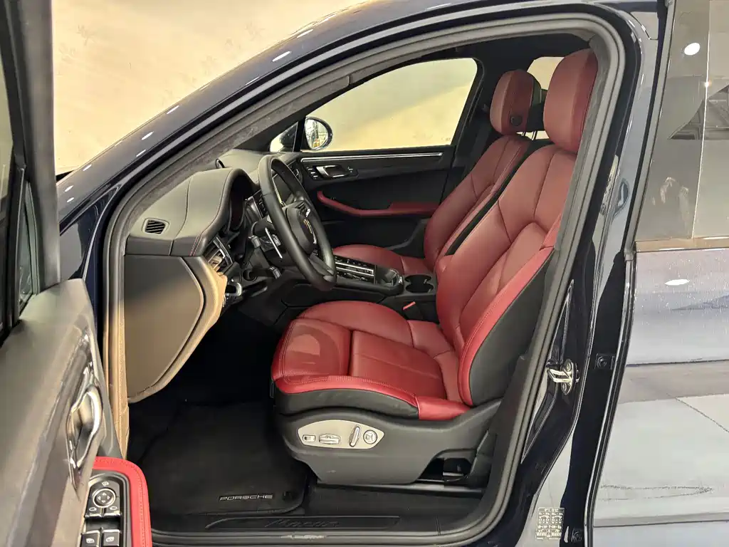 PORSCHE MACAN