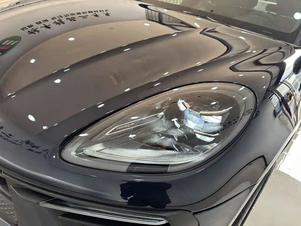 PORSCHE MACAN