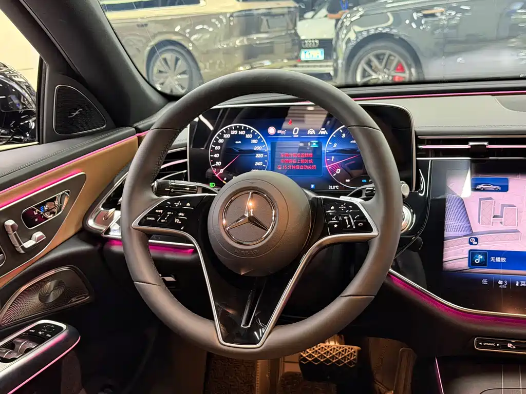 Mercedes-Benz E-Class — миниатюра 11