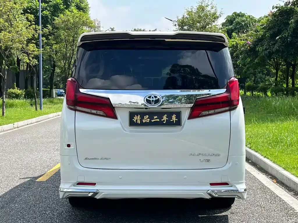Toyota Alphard — миниатюра 9