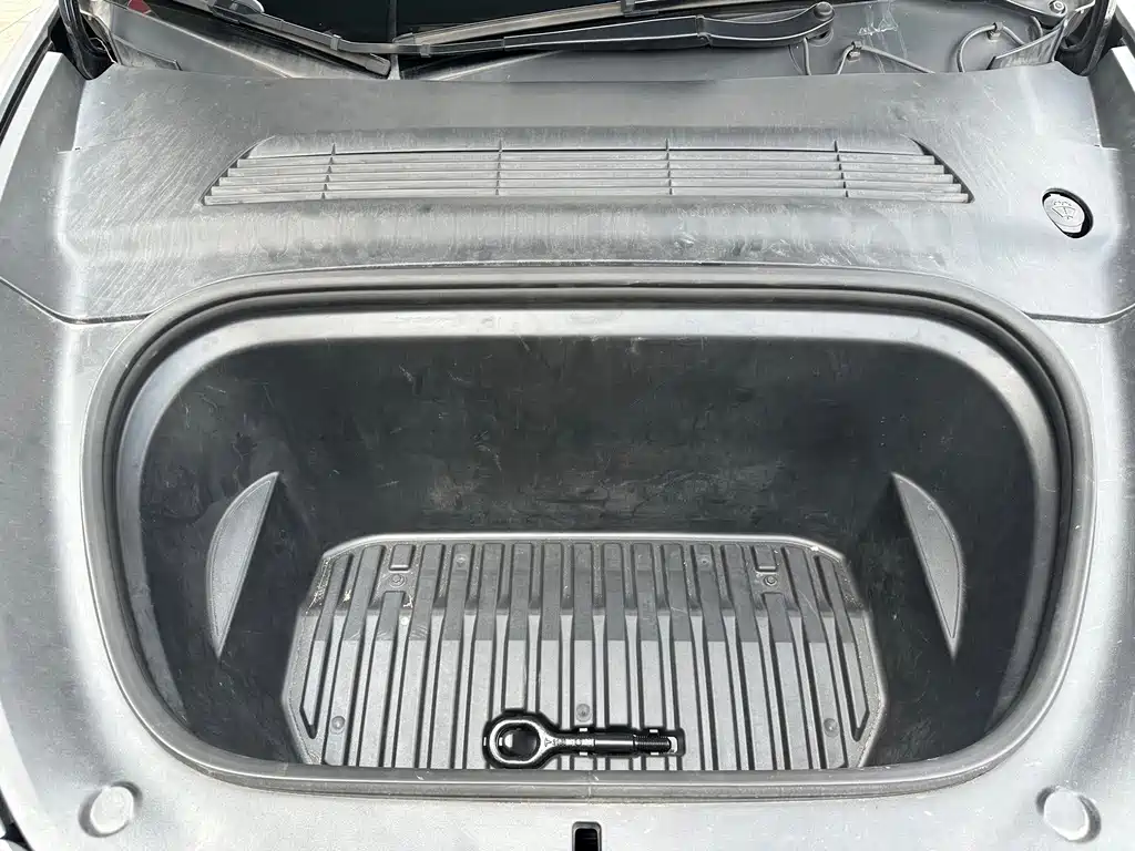 Tesla Model Y — миниатюра 30
