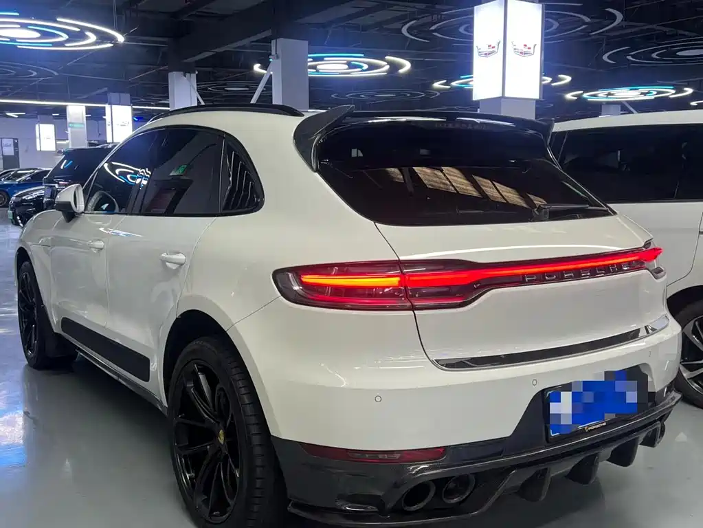 PORSCHE MACAN