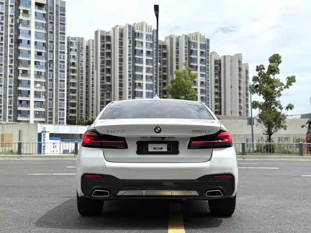 BMW 5 Series — миниатюра 8