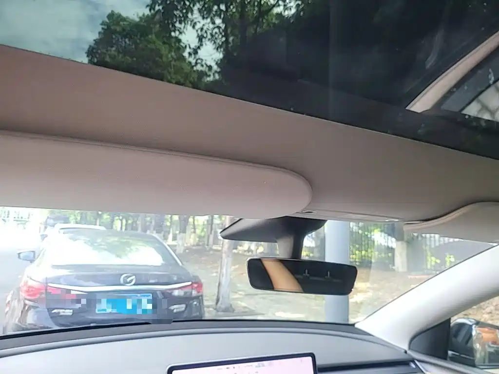 Tesla Model Y — миниатюра 18