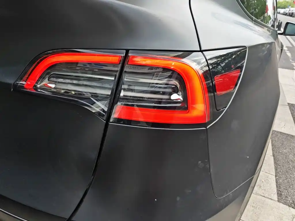 Tesla Model Y — миниатюра 8