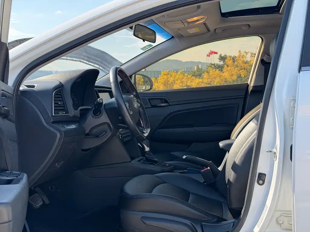 Hyundai Elantra — миниатюра 6