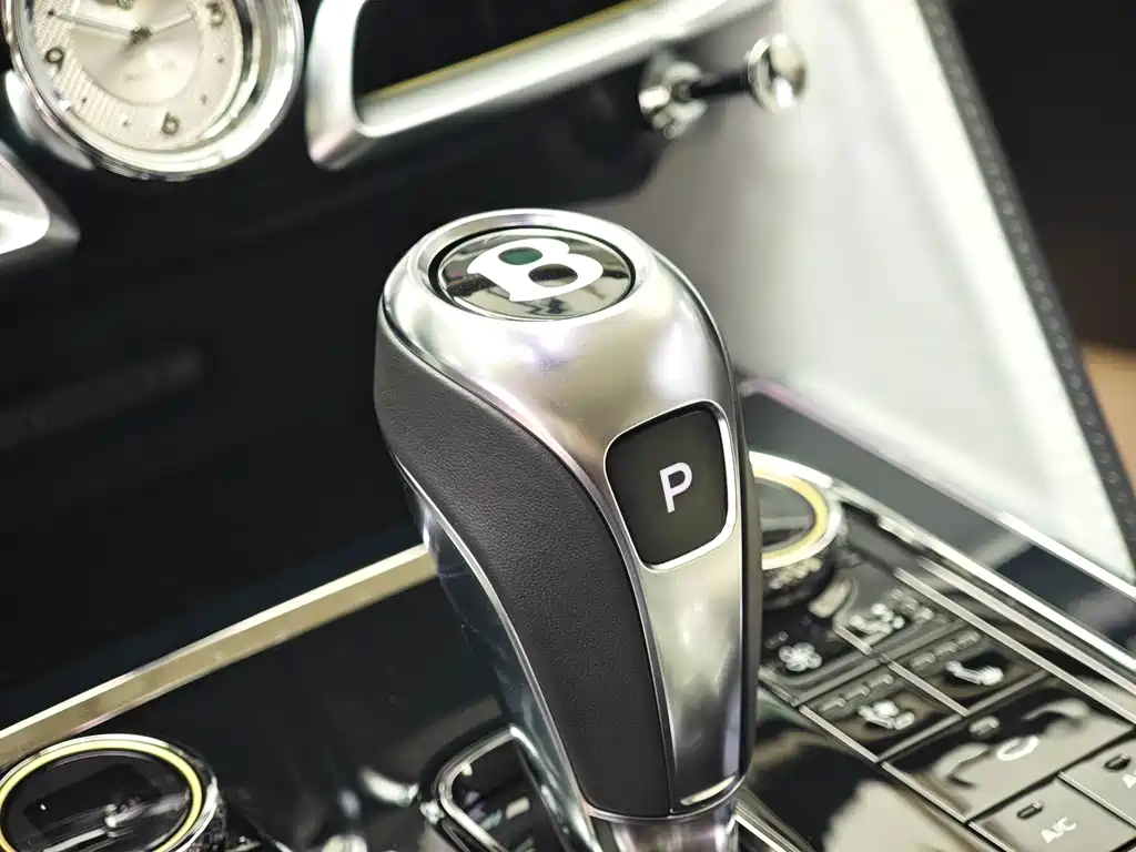 Bentley Flying Spur PHEV — миниатюра 12