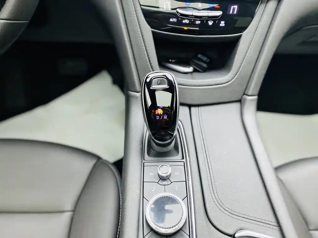 Cadillac XT6 2021 28T мест