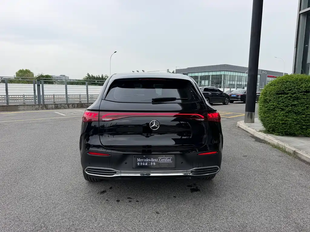 Mercedes-Benz EQE SUV — миниатюра 6
