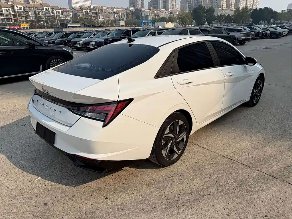 HYUNDAI ELANTRA