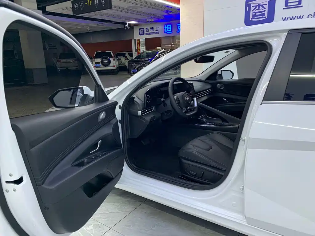 Hyundai Elantra — миниатюра 12