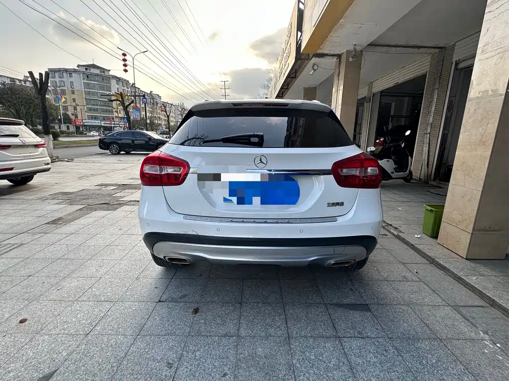 MERCEDES-BENZ GLA