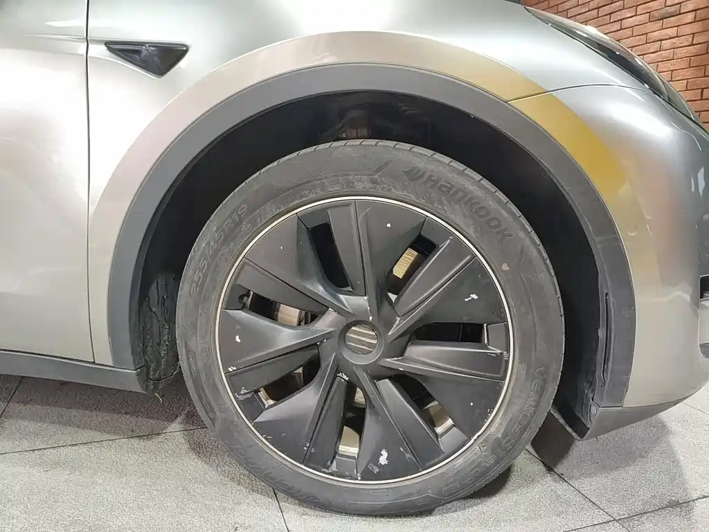 Tesla Model Y — миниатюра 17