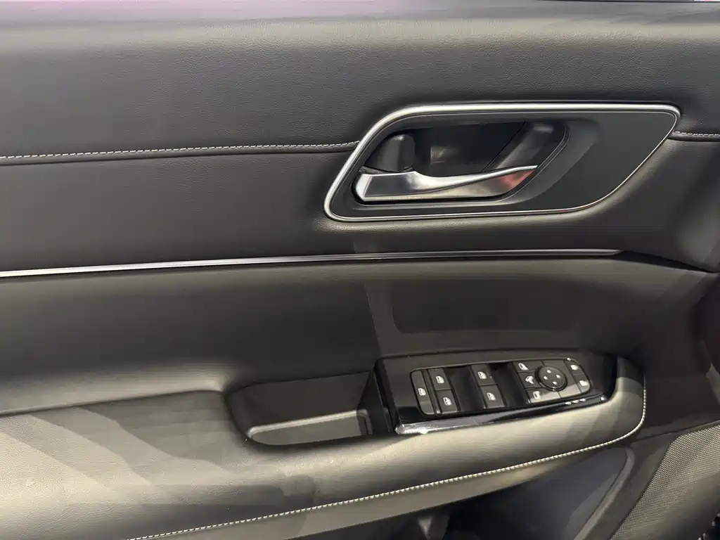 NISSAN EXPLORING THE LAND