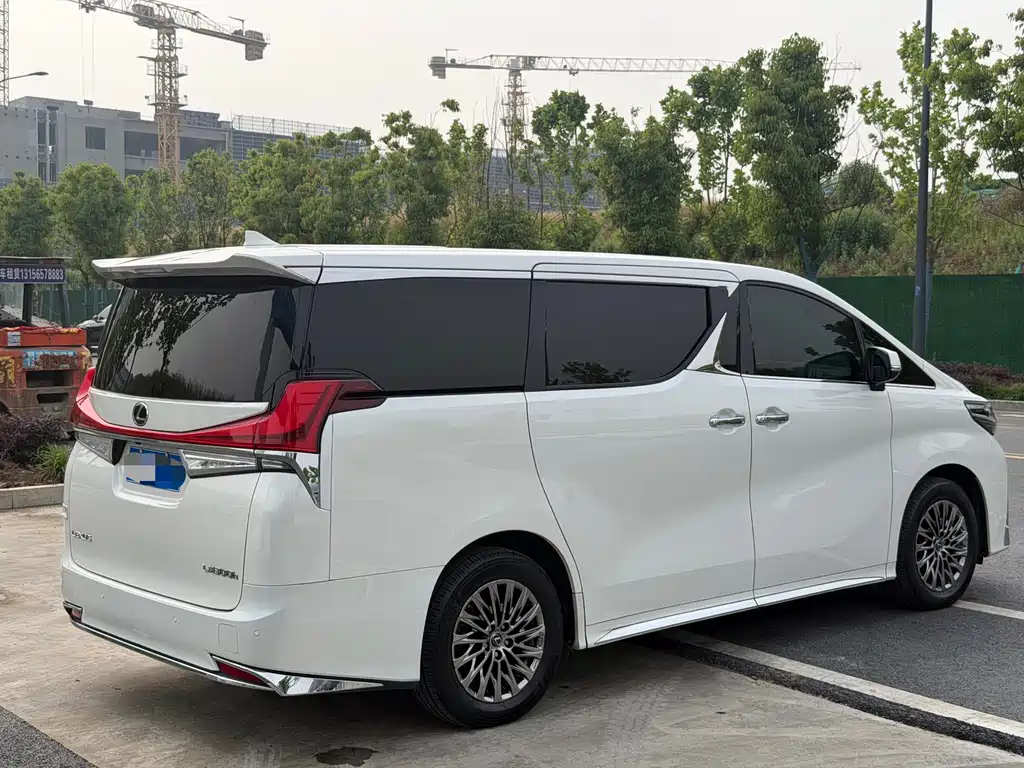 Lexus LM 2020 300h мест