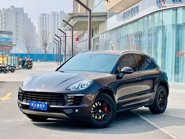 PORSCHE MACAN