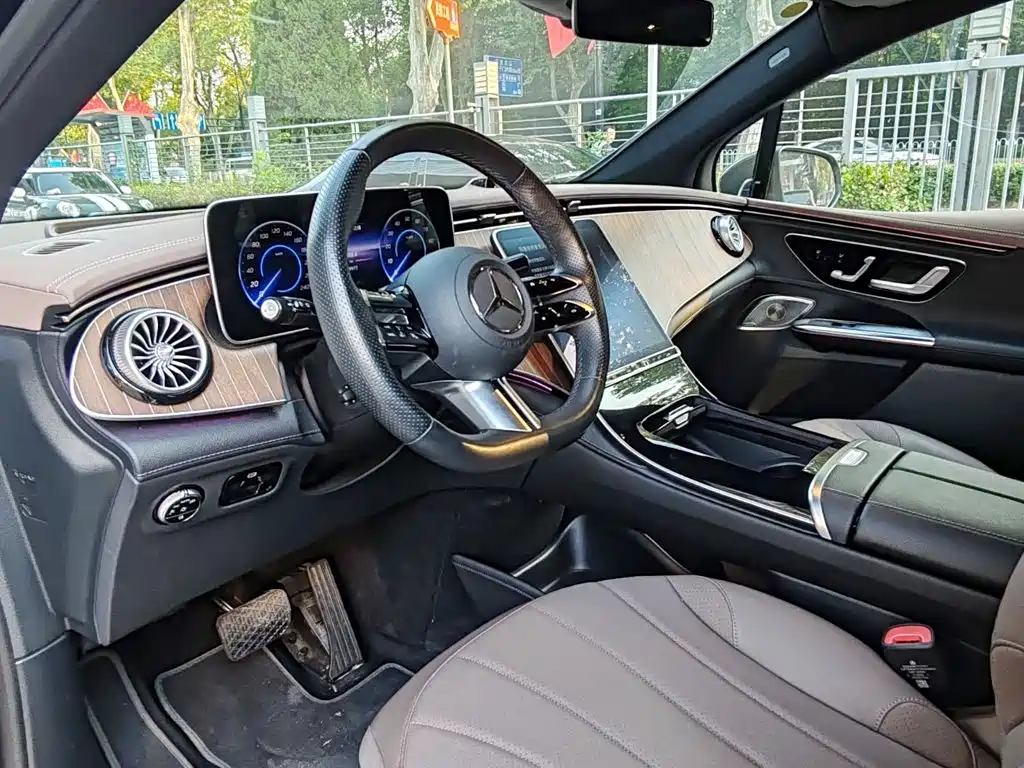 Mercedes-Benz EQE SUV — миниатюра 8