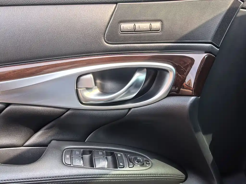 Infiniti Q70 — миниатюра 12