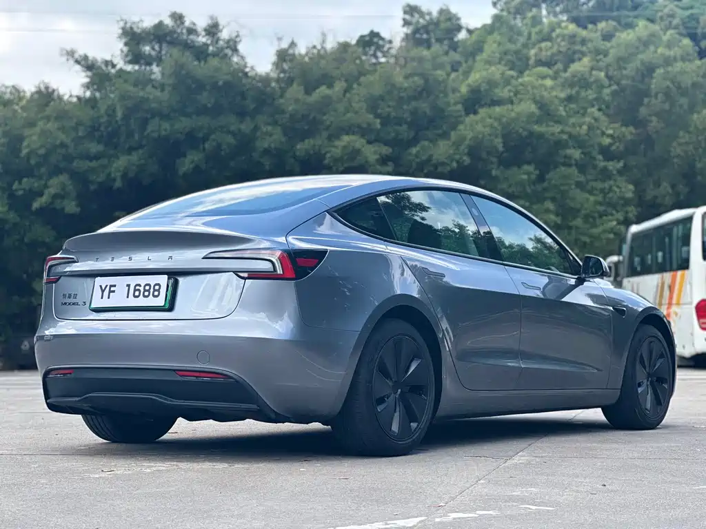 Tesla Model 3 — миниатюра 7