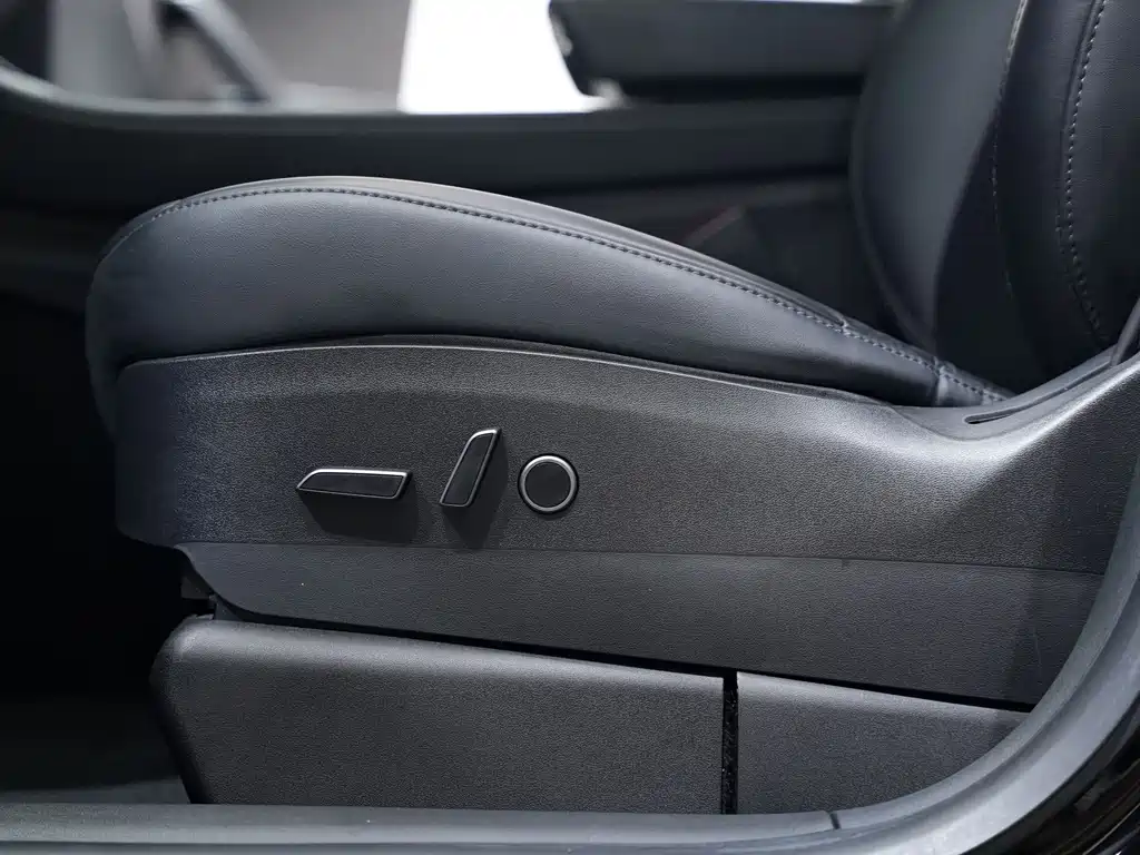 Tesla Model Y — миниатюра 7