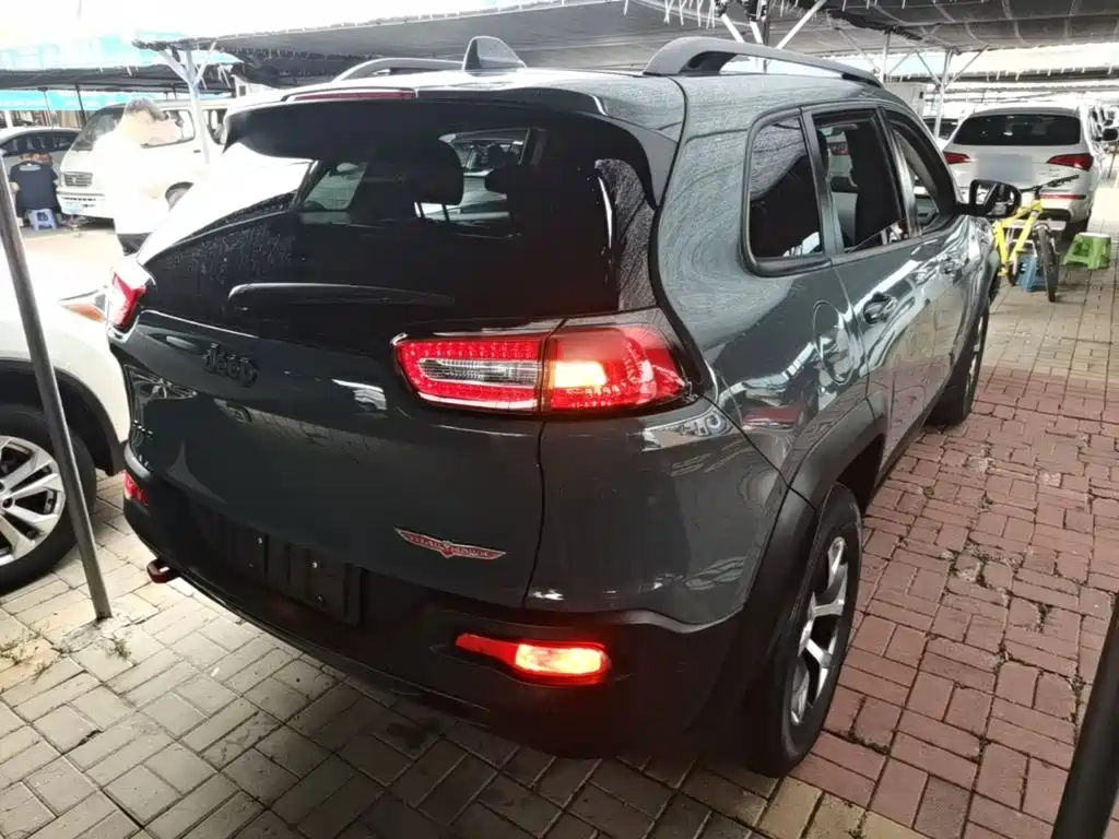 Jeep Cherokee (Import) — миниатюра 7