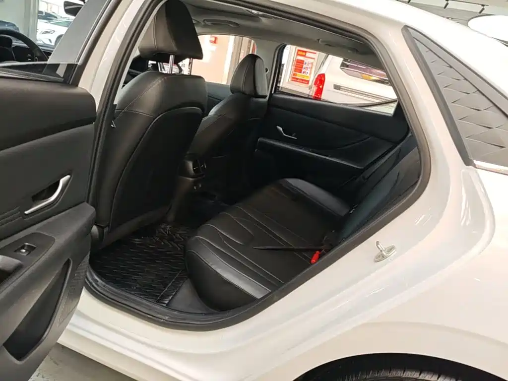 Hyundai Elantra — миниатюра 17