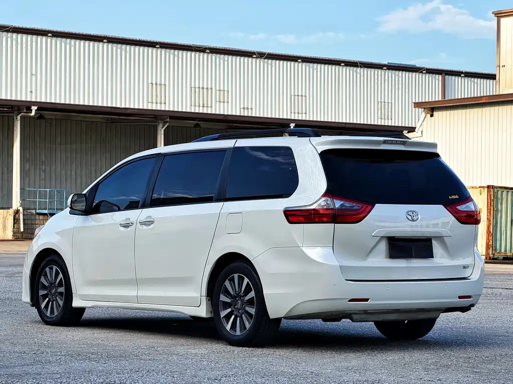 Toyota Sienna — миниатюра 6