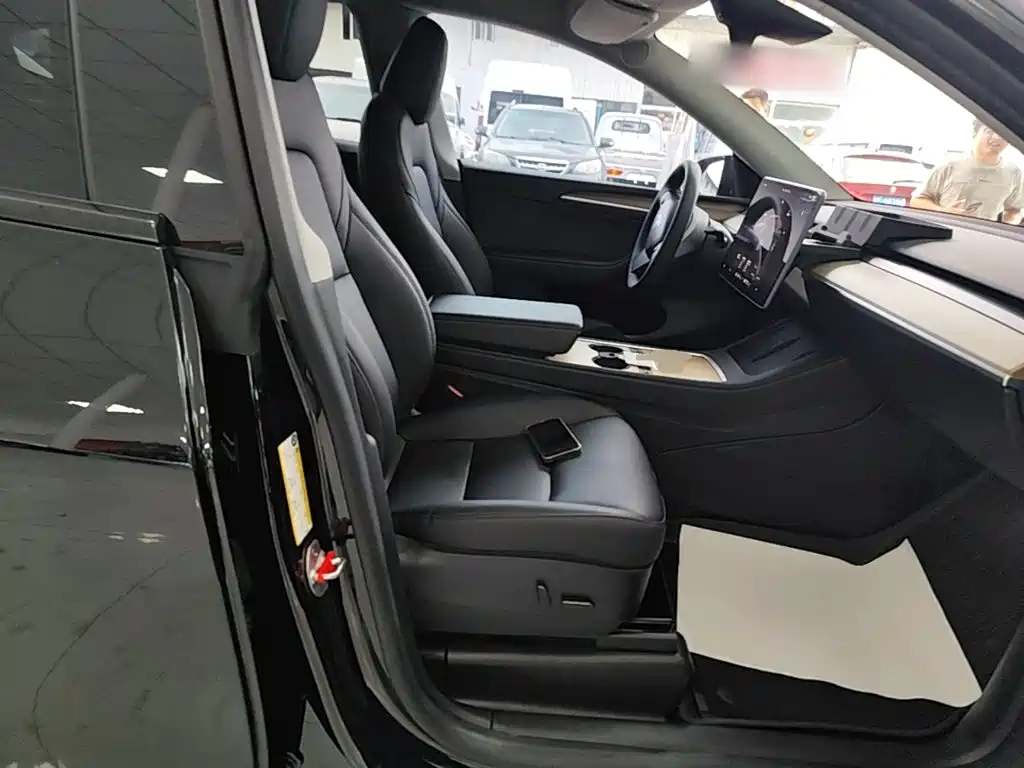 Tesla Model Y — миниатюра 25
