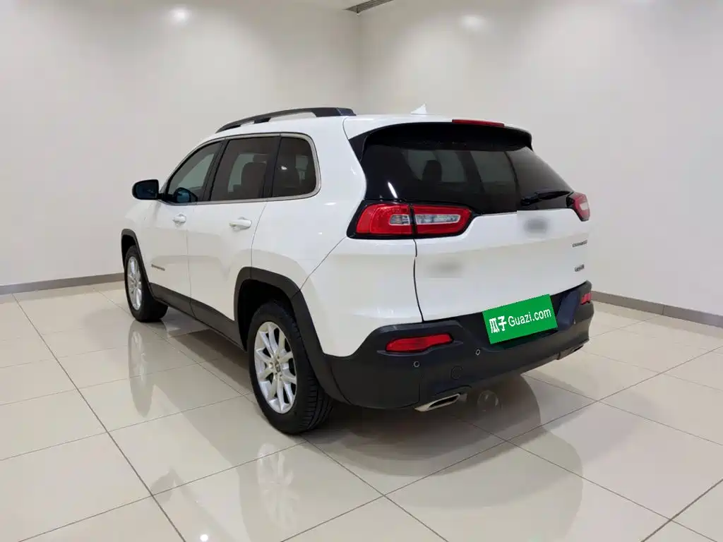Jeep Cherokee — миниатюра 4