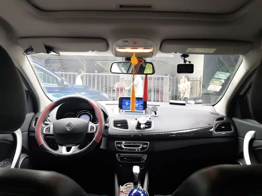 Renault Fluence — миниатюра 13