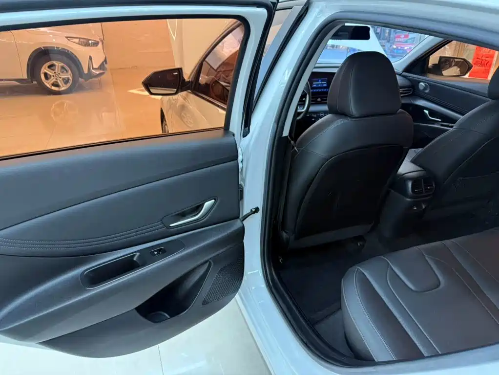 Hyundai Elantra — миниатюра 17