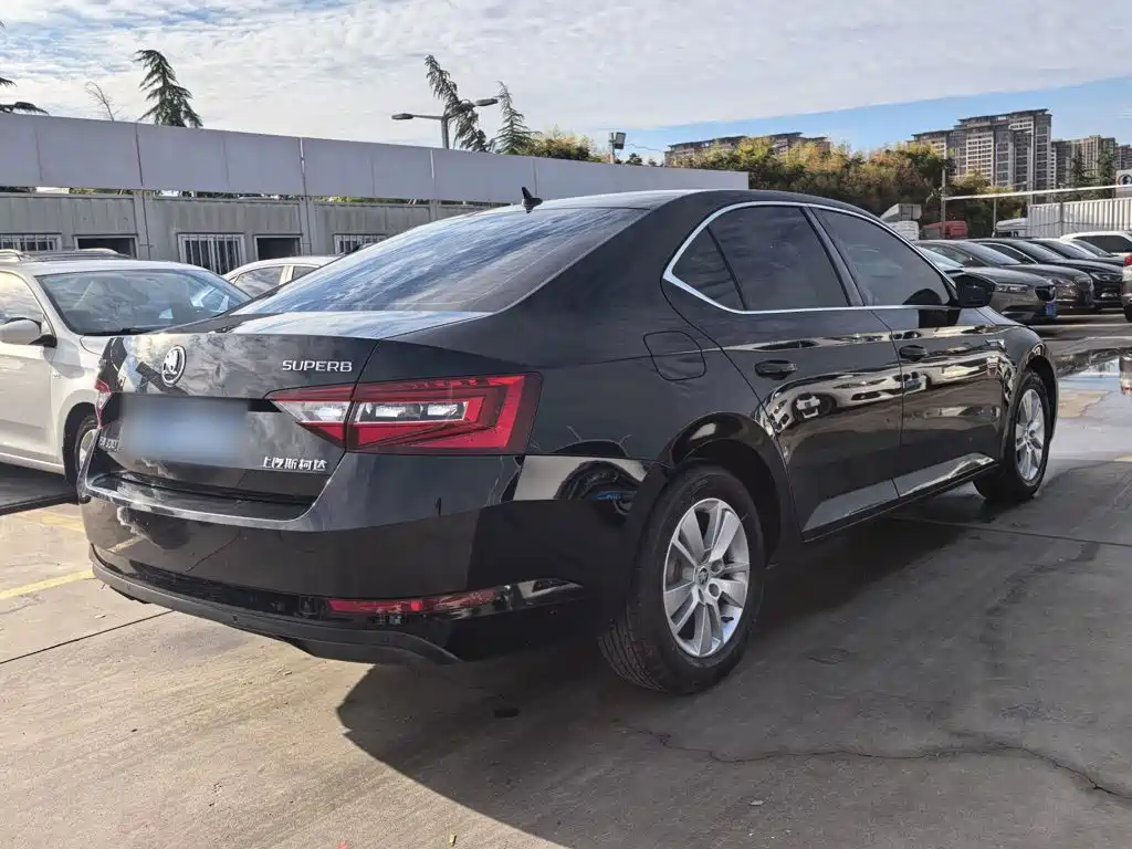 Skoda Superb — миниатюра 7