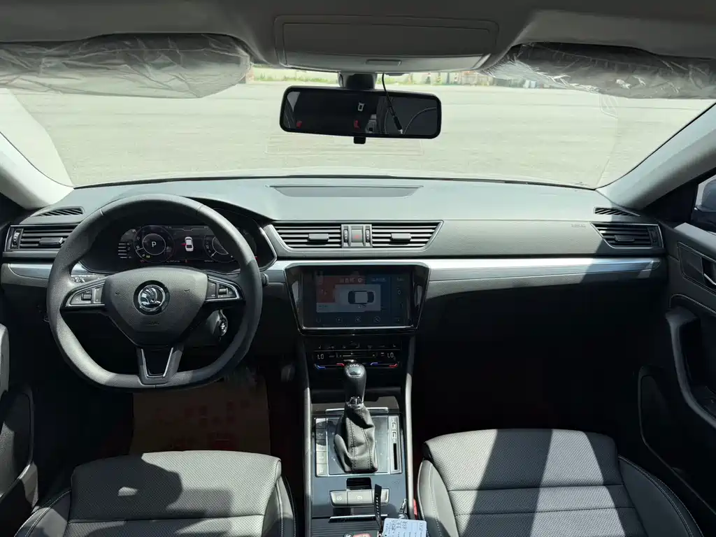 Skoda Superb — миниатюра 12