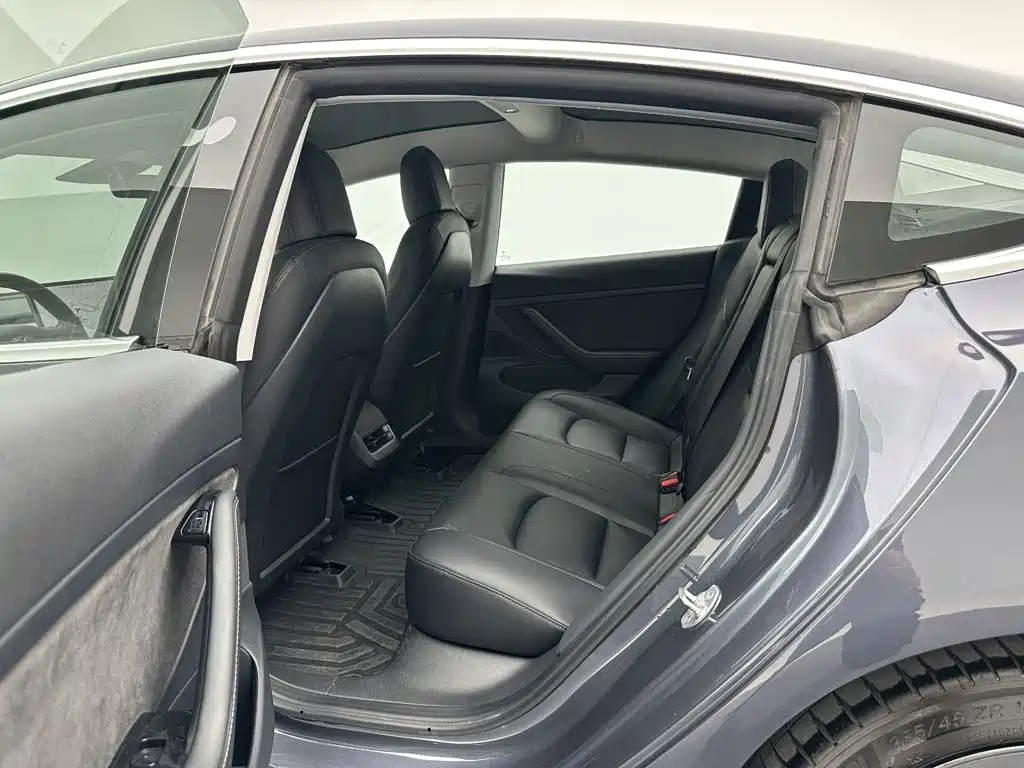Tesla Model 3 — миниатюра 17