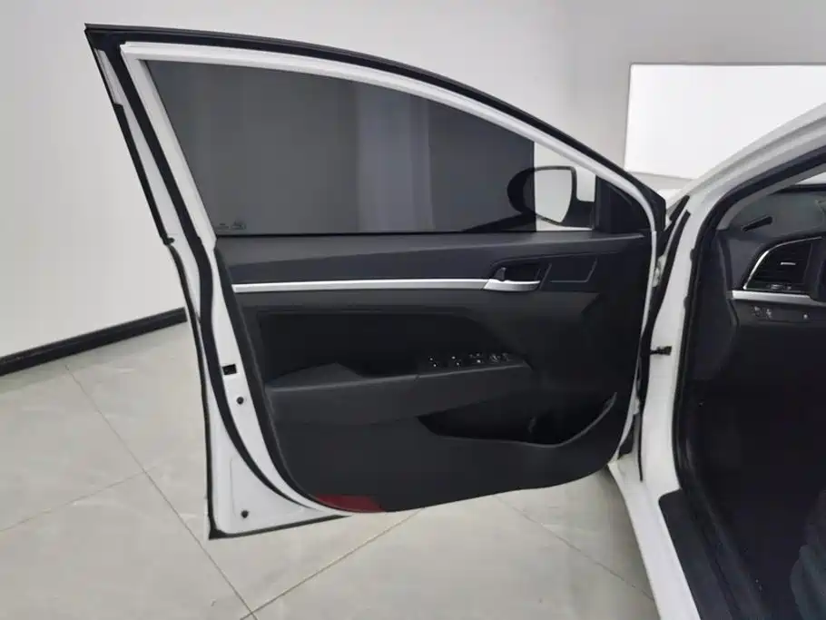 Hyundai Elantra — миниатюра 7