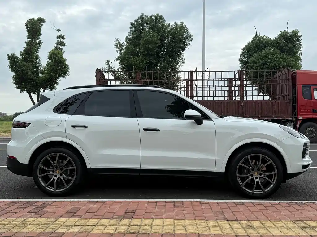 Porsche Cayenne — миниатюра 4