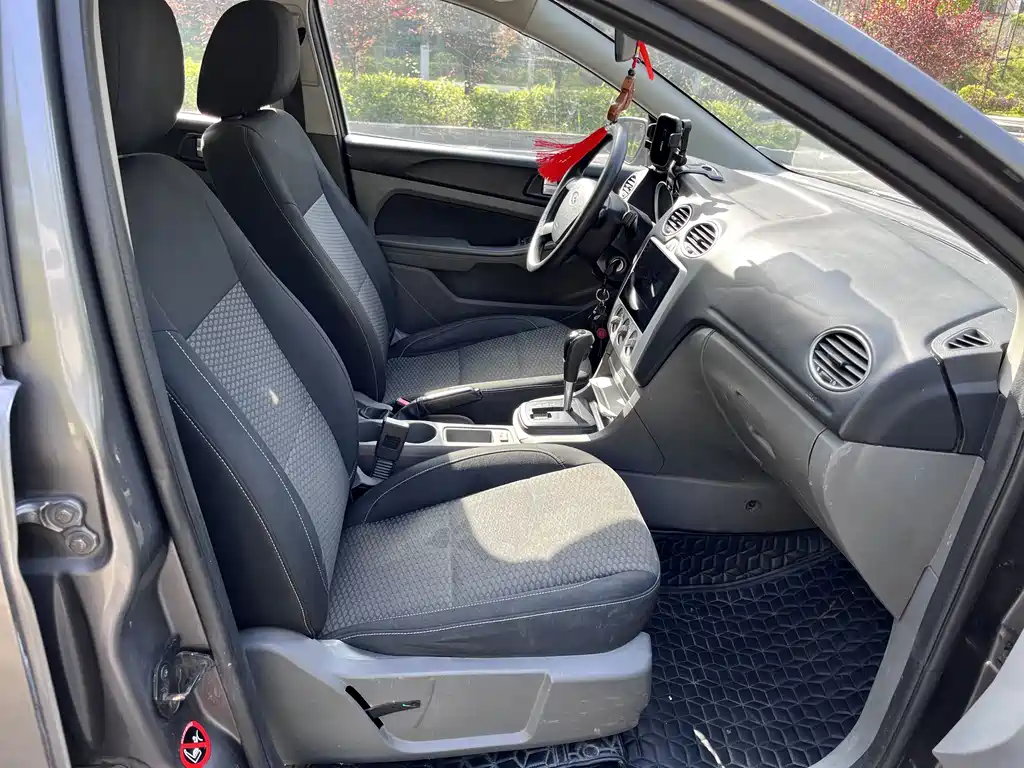 Ford Focus 2013 1.8L AT